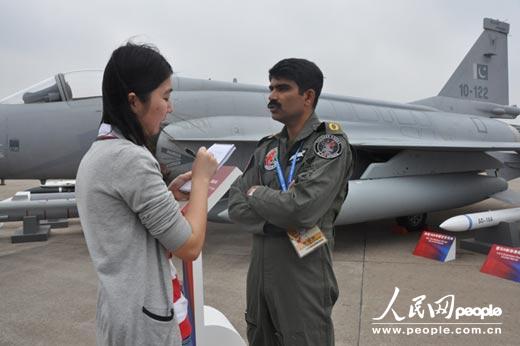 2012��11��15���������ͻ�˹̹��܊����֩�롱�����ϯ�w�ІT Ahsan��У�ڵھŌ��Ї���չ�F(xi��n)����������WӢ��ӛ����ި�Ĳ��L��   �zӰ������W����ӛ��  ���D��
