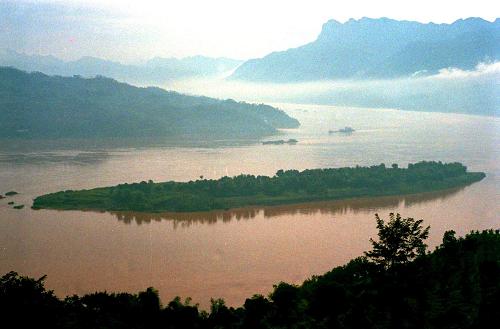 千秋三峽 世紀偉業(yè)——三峽工程見證新中國60年發(fā)展足跡 這是中堡島的原始地貌(資料照片)。三峽工程于1994年12月14日正式開工,工程采用分期導流方式,分三期進行施工,以中堡島為分界點向兩側(cè)延伸,分別修建左岸和右岸大壩。 “截斷巫山云雨,高峽出平湖”,隨著設計建設任務的如期完成,歷經(jīng)近17年的建設,舉世矚目的三峽工程將一代偉人的豪邁設想變?yōu)楝F(xiàn)實。承載著共和國水利輝煌夢想的三峽工程,鑄就了惠及千秋的民生水利。 三峽工程凝聚了幾代中央領(lǐng)導集體和全國人民的智慧與力量。1978年至1988年,三峽工程基本完成了建設的決策準備;1988年至1998年,三峽工程正式開工并實現(xiàn)大江截流;1998年至2008年,三峽樞紐主體工程、輸變電工程和移民工作基本完成,三峽水庫實現(xiàn)了175米蓄水的最終目標條件,使夢想變?yōu)楝F(xiàn)實。 新華社發(fā)